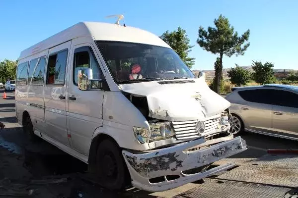 Elazığ'da minibüsler çarpıştı: 6 yolcu yaralı Elazığ'da minibüsler çarpıştı: 6 yolcu yaralı