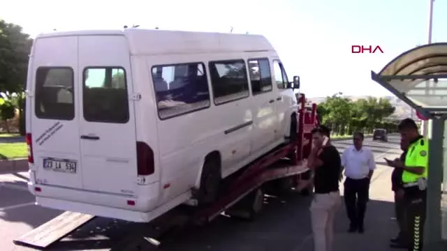 Elazığ'da minibüsler çarpıştı: 6 yolcu yaralı Elazığ'da minibüsler çarpıştı: 6 yolcu yaralı