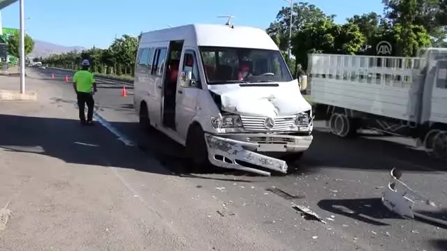 Elazığ'da trafik kazası: 6 yaralı Elazığ'da trafik kazası: 6 yaralı