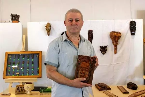 Hayvan kemiklerini sanat eserine dönüştürüyor Hayvan kemiklerini sanat eserine dönüştürüyor