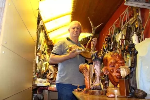 Hayvan kemiklerini sanat eserine dönüştürüyor Hayvan kemiklerini sanat eserine dönüştürüyor