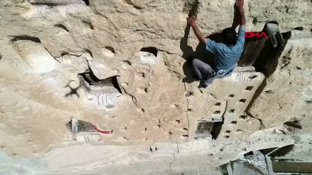 KARAMAN Taşkale köyünde kaya kütlesi içinde 800 yıllık tahıl ambarı KARAMAN Taşkale köyünde kaya kütlesi içinde 800 yıllık tahıl ambarı
