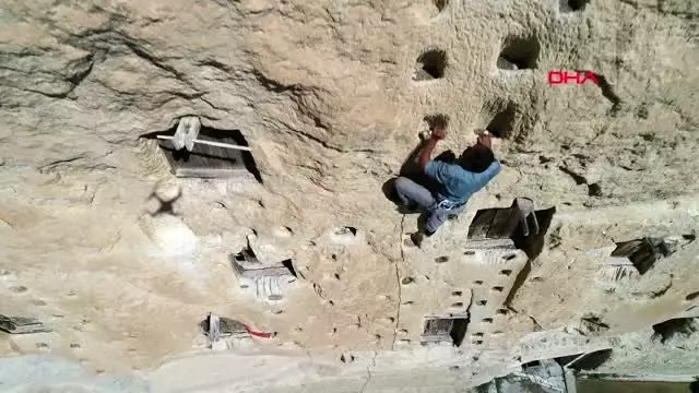 KARAMAN Taşkale köyünde kaya kütlesi içinde 800 yıllık tahıl ambarı KARAMAN Taşkale köyünde kaya kütlesi içinde 800 yıllık tahıl ambarı