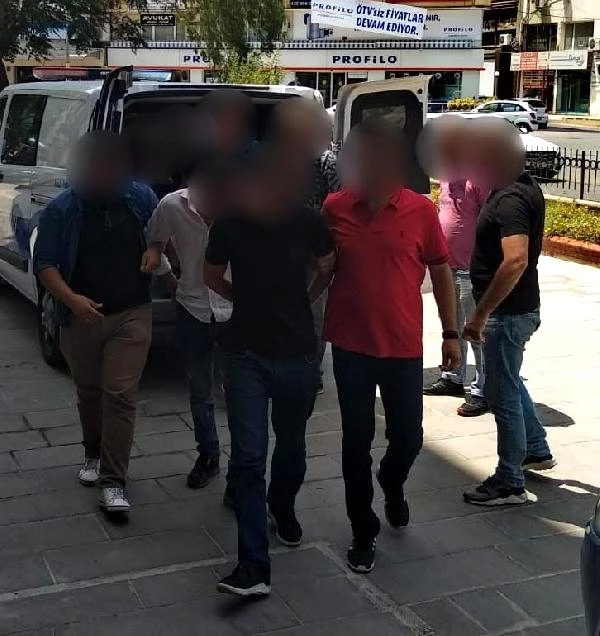 Kuşadası'nda polisten kaçan otomobildeki 5 şüpheliden 2'si tutuklandı