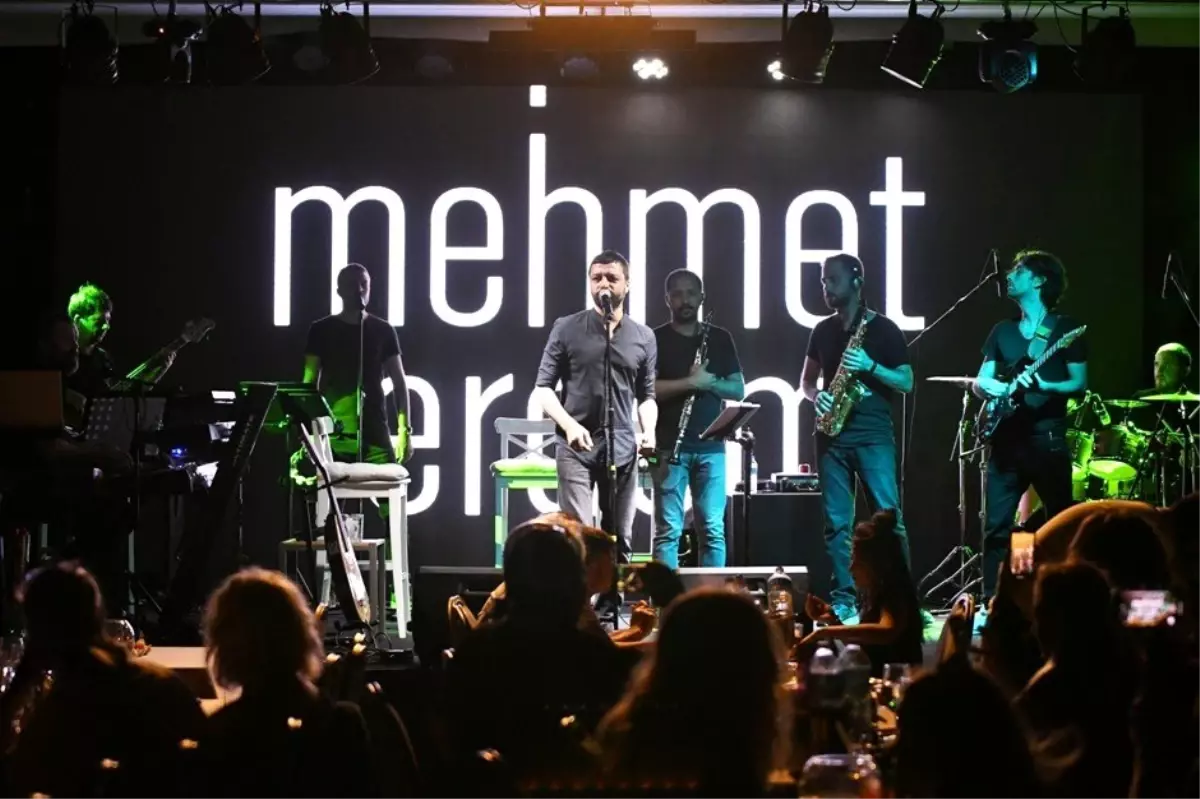 Mehmet Erdem şarkılarını tatilcilerle beraber seslendirdi