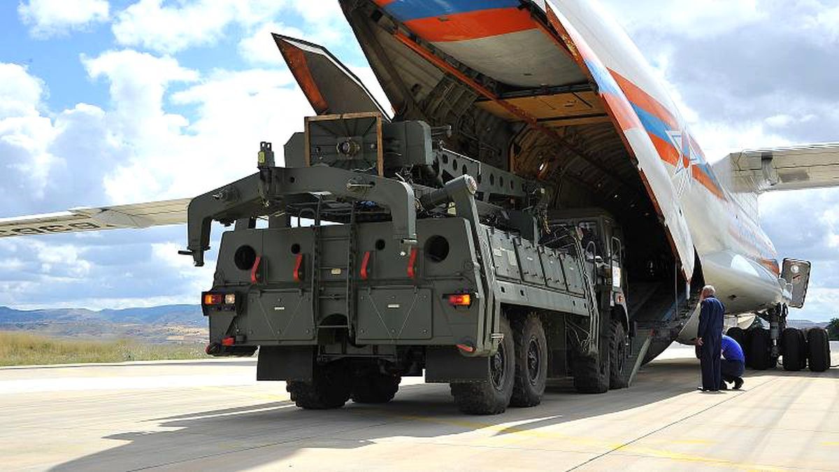 S-400 Füze Savunma Sistemi malzemelerini taşıyan 6. uçak Mürted Hava Meydanı'na indi