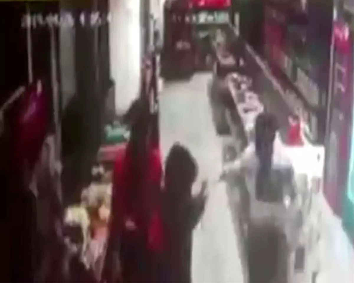 Sultangazi'de akaryakıt istasyonu çalışanlarının gasp edilme anı kamerada