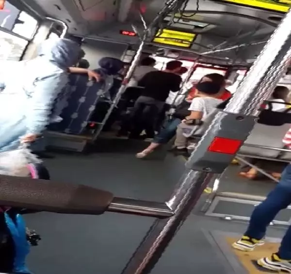 İstanbul Ümraniye'de şoförlerin sopalı kavgası kameraya yansıdı! İstanbul Ümraniye'de şoförlerin sopalı kavgası kameraya yansıdı!