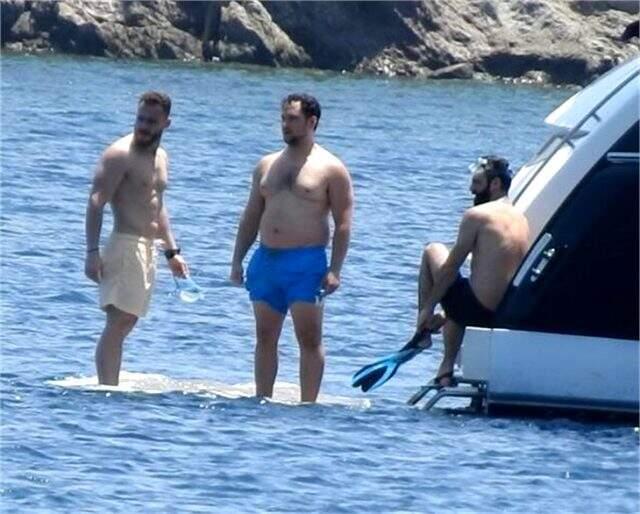 Yakışıklı oyuncu Kerem Bursin Ege'nin keyfini çıkarıyor