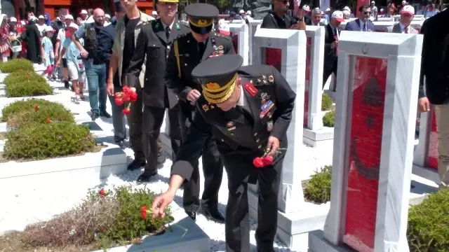 15 Temmuz anısına şehitliklere karanfil bırakıldı