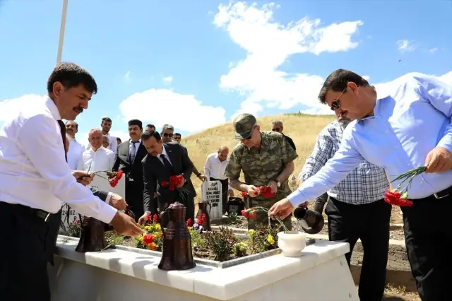 15 Temmuz şehidi Gündüz mezarı başında anıldı 15 Temmuz şehidi Gündüz mezarı başında anıldı