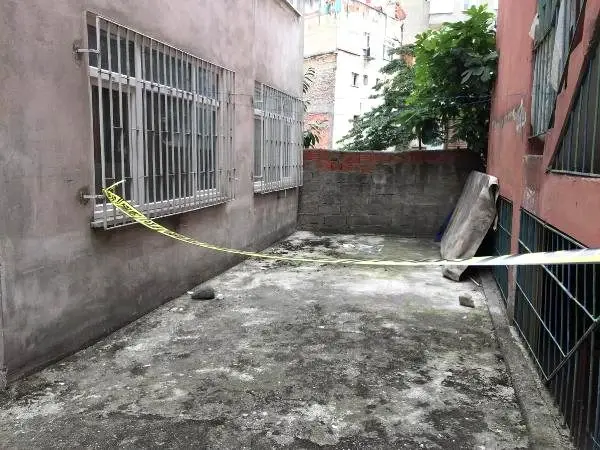 4'üncü kattan çıplak halde düşen kadın kurtarılamadı 4'üncü kattan çıplak halde düşen kadın kurtarılamadı