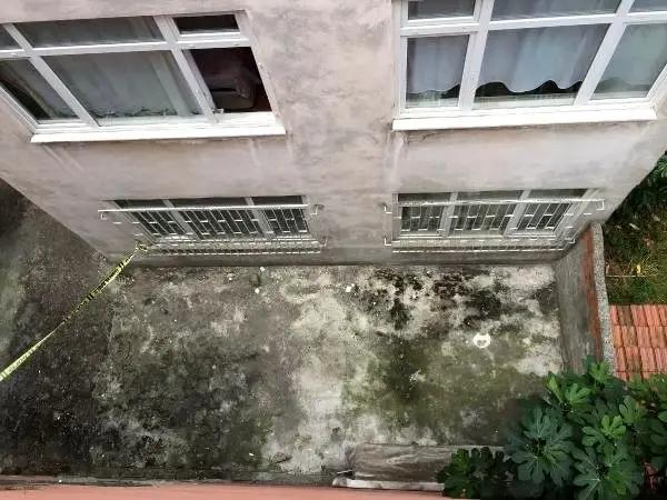4'üncü kattan çıplak halde düşen kadın kurtarılamadı 4'üncü kattan çıplak halde düşen kadın kurtarılamadı