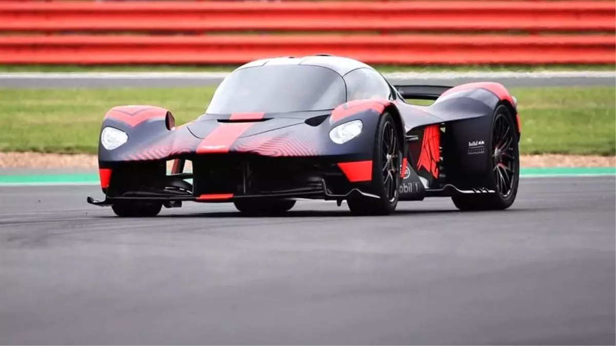 Asfalta İnen Aston Martin Valkyrie'nin Etkileyici Motor Sesi (Video)