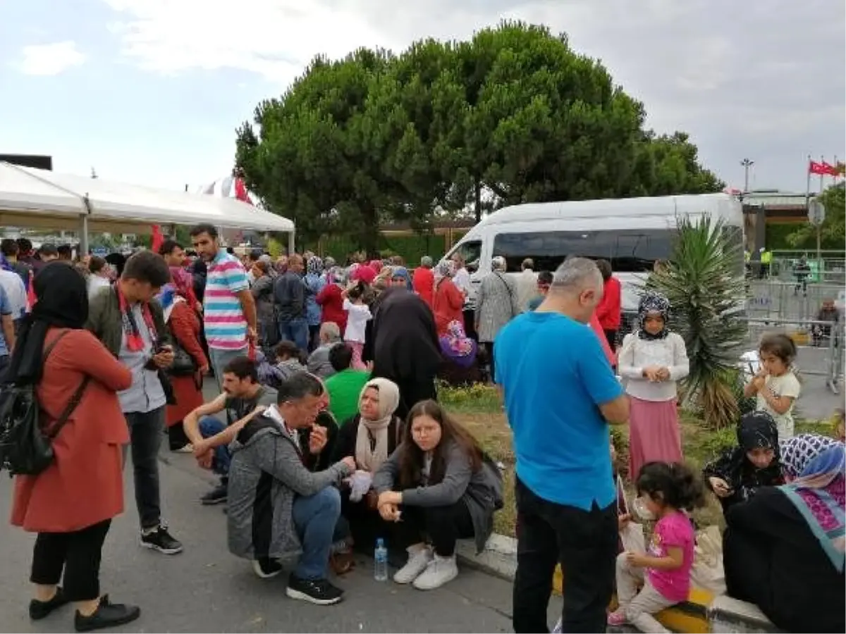 Atatürk Havalimanı'nda 15 Temmuz anma töreni için toplanmalar başladı