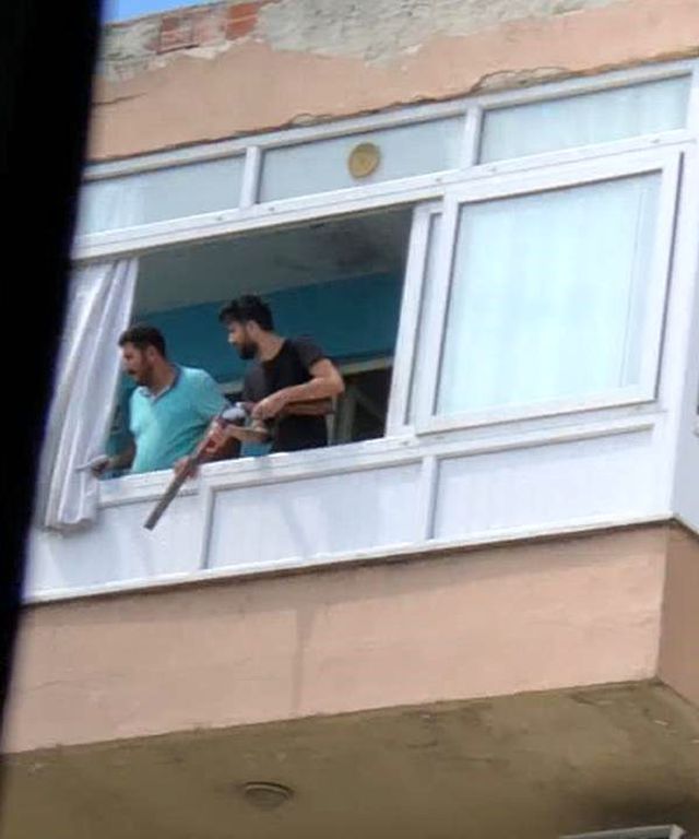 Beylikdüzü�nde yıkım gerginliği; Av tüfeği ve tabanca gösterdiler Haber