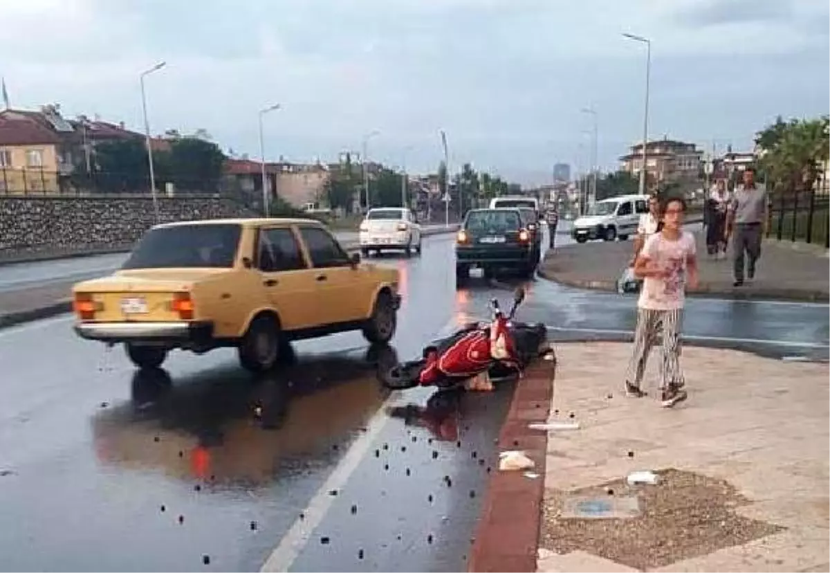 Elektrikli bisikletteki 2 kişinin yaralandığı kaza kamerada