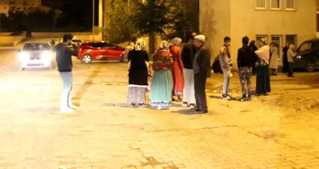 Erzurum'da art arda iki deprem! Vatandaşlar geceyi sokakta geçirdi
