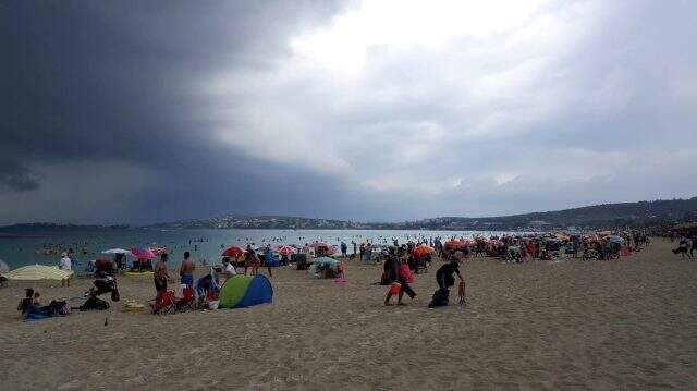 Fırtına Çeşme Plajı'nda paniğe sebep oldu