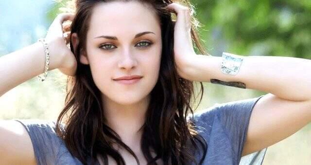 Güzel oyuncu Kristen Stewart, üstsüz şekilde objektiflere yakalandı