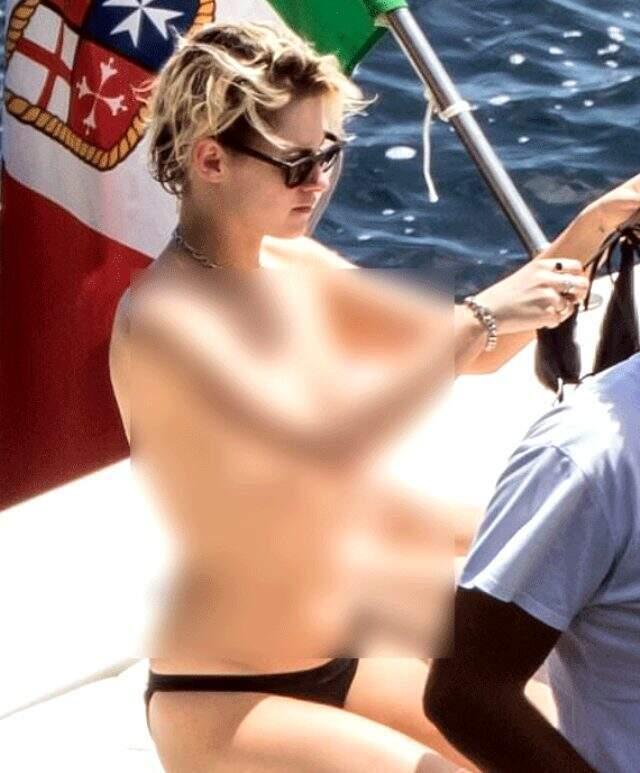 Güzel oyuncu Kristen Stewart, üstsüz şekilde objektiflere yakalandı