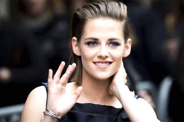 Güzel oyuncu Kristen Stewart, üstsüz şekilde objektiflere yakalandı