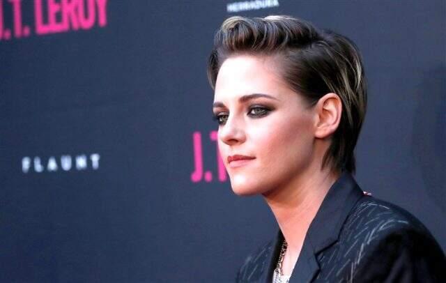 Güzel oyuncu Kristen Stewart, üstsüz şekilde objektiflere yakalandı