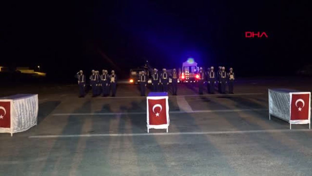 Hakkari'de şehit olan askerler törenle memleketlerine uğurlandı
