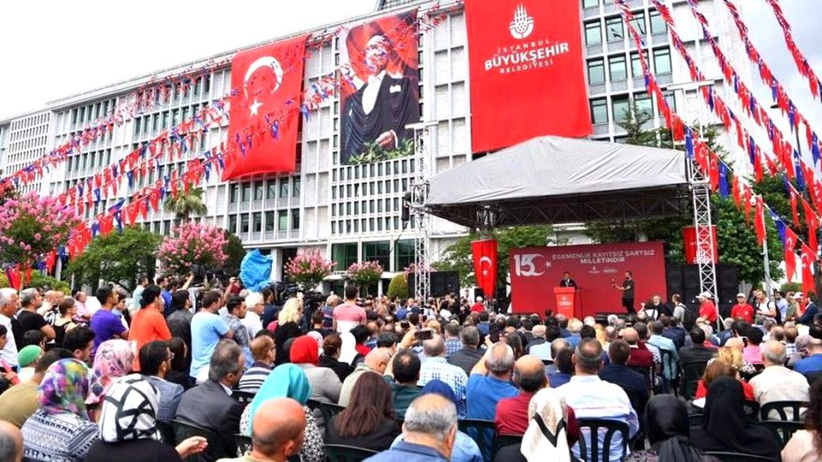 İBB binası önünde 15 Temmuz şehitleri anıldı