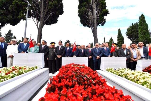 İBB binası önünde 15 Temmuz şehitleri anıldı