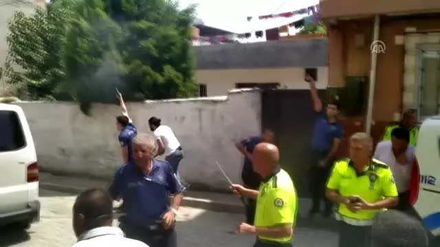Manisa'da bıçaklı kavga: 2 yaralı Manisa'da bıçaklı kavga: 2 yaralı