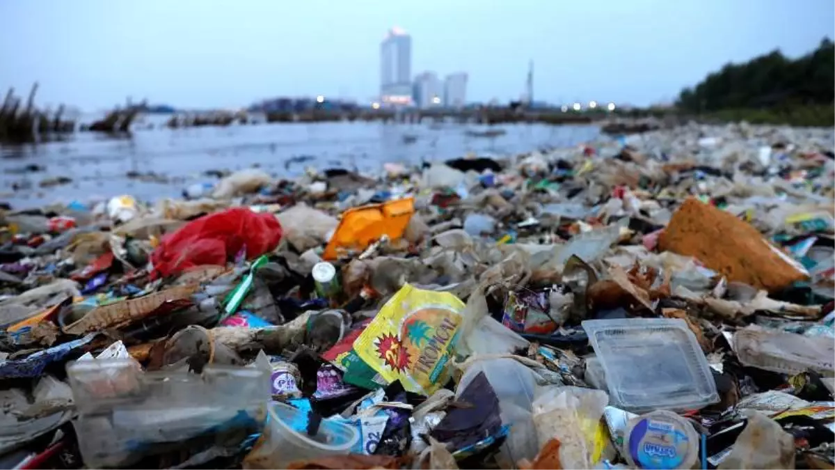 Mankenlerden çevre kirliliği tepkisi: Podyumda plastik çöple yürüdüler