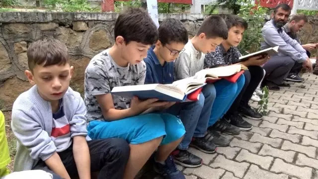 Minik öğrenciler şehitler için Kur'an okudu Minik öğrenciler şehitler için Kur'an okudu