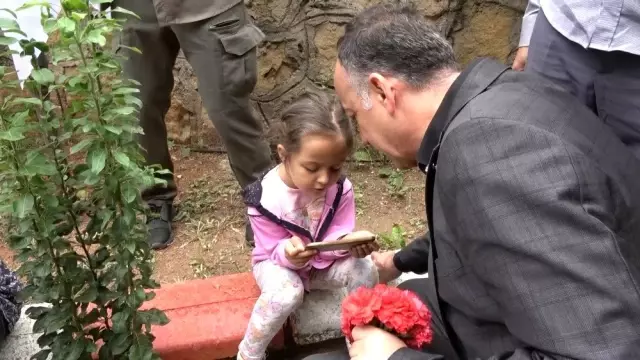 Minik öğrenciler şehitler için Kur'an okudu Minik öğrenciler şehitler için Kur'an okudu