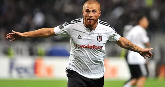Muhabirleri gören Gökhan Töre büyük panik yaşadı: Aman yanlış bir şey olmasın Muhabirleri gören Gökhan Töre büyük panik yaşadı: Aman yanlış bir şey olmasın