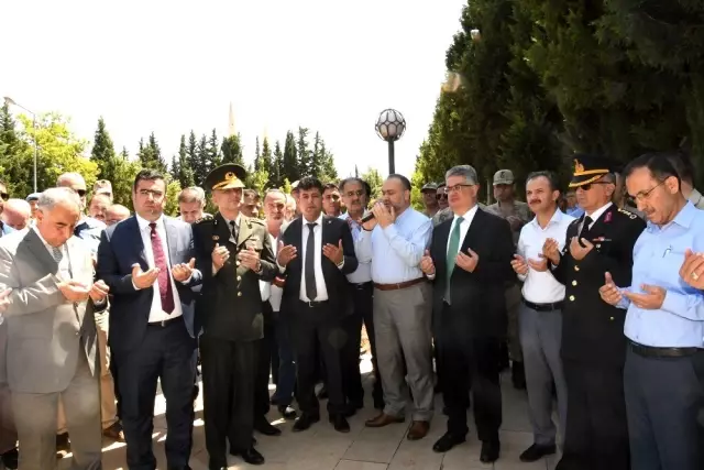 Protokol üyeleri şehitliği ziyaret etti