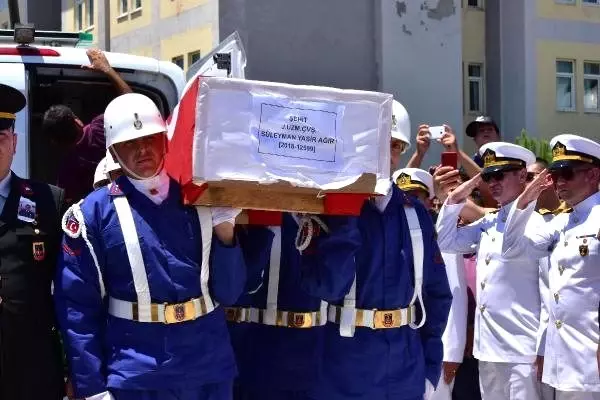 Şehit Uzman Çavuş Süleyman Yasir Ağır, son yolculuğuna uğurlandı Şehit Uzman Çavuş Süleyman Yasir Ağır, son yolculuğuna uğurlandı