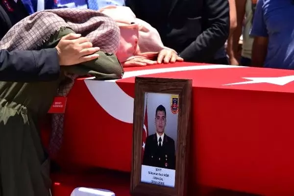 Şehit Uzman Çavuş Süleyman Yasir Ağır, son yolculuğuna uğurlandı Şehit Uzman Çavuş Süleyman Yasir Ağır, son yolculuğuna uğurlandı