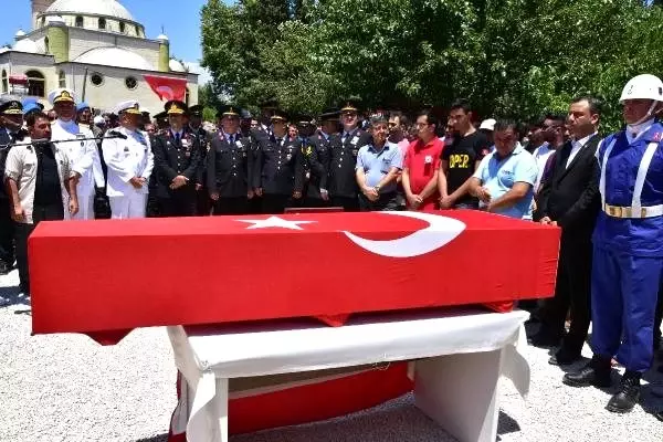 Şehit Uzman Çavuş Süleyman Yasir Ağır, son yolculuğuna uğurlandı Şehit Uzman Çavuş Süleyman Yasir Ağır, son yolculuğuna uğurlandı