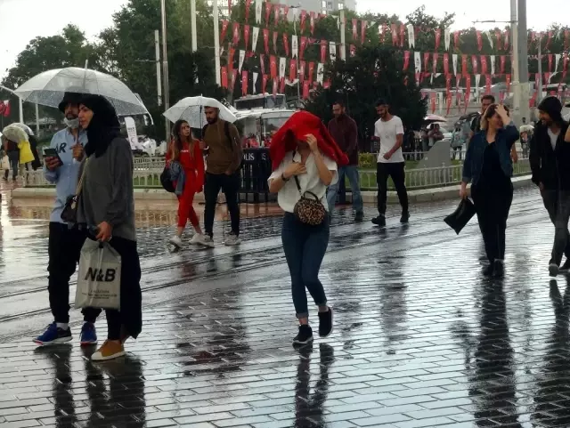 Taksim'de vatandaşlar yağmura hazırlıksız yakalandı