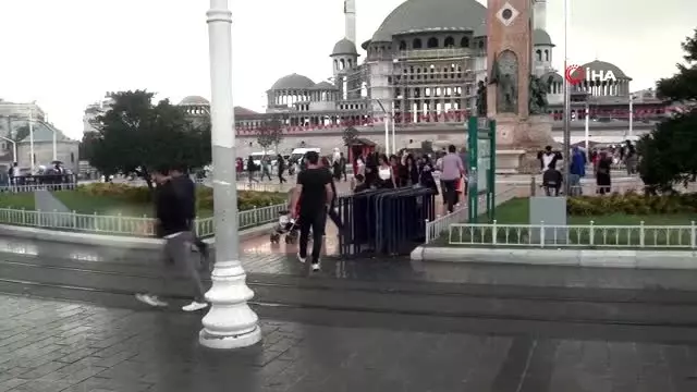 Taksim'de vatandaşlar yağmura hazırlıksız yakalandı