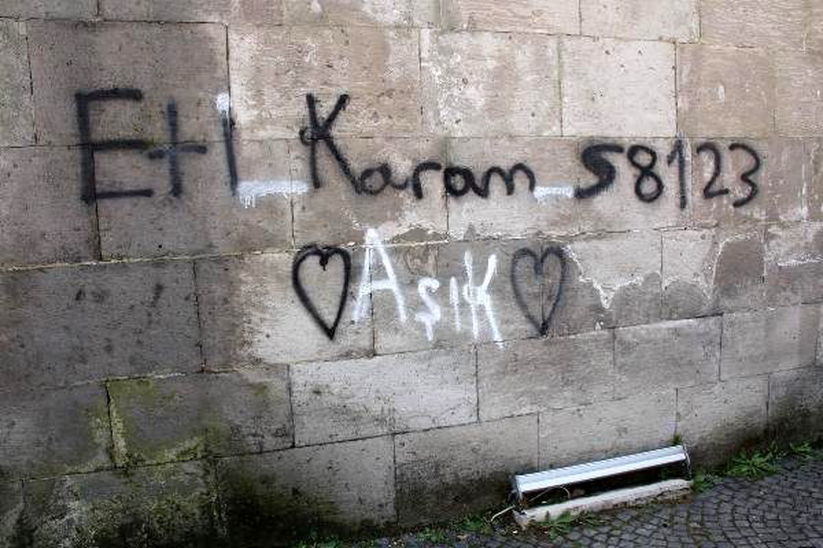 Tarihi medresenin duvarına yazı yazan gence para cezası