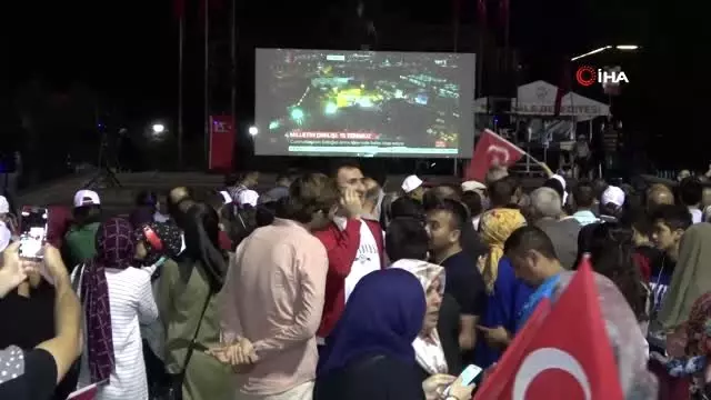 15 Temmuz'da binlerce kişi meydanlara akın etti 15 Temmuz'da binlerce kişi meydanlara akın etti