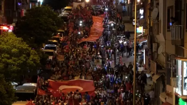15 Temmuz'da binlerce kişi meydanlara akın etti 15 Temmuz'da binlerce kişi meydanlara akın etti