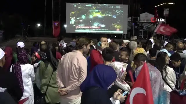 15 Temmuz'da binlerce kişi meydanlara akın etti 15 Temmuz'da binlerce kişi meydanlara akın etti