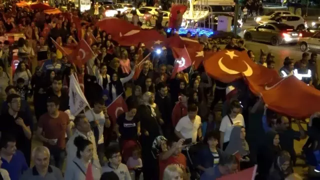 15 Temmuz'da binlerce kişi meydanlara akın etti 15 Temmuz'da binlerce kişi meydanlara akın etti