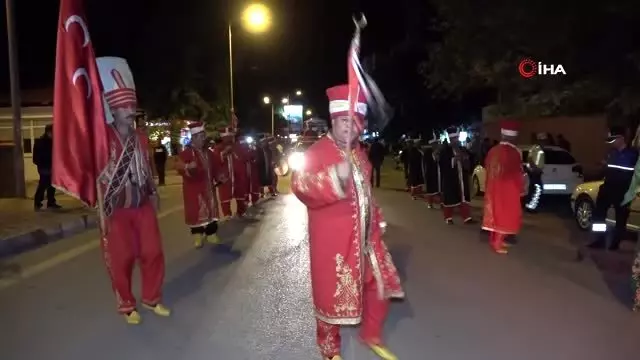 15 Temmuz'da binlerce kişi meydanlara akın etti 15 Temmuz'da binlerce kişi meydanlara akın etti