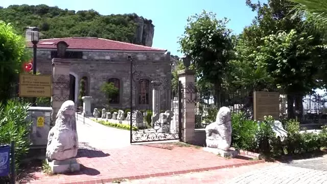 3 bin yıllık lahit mezara spreyle yazı