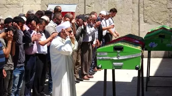 Arazi kavgasında ölen baba ve oğlu yan yana toprağa verildi