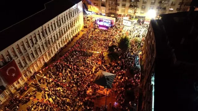 Balıkesir'de 15 Temmuz nöbetinde şehitler anıldı Balıkesir'de 15 Temmuz nöbetinde şehitler anıldı